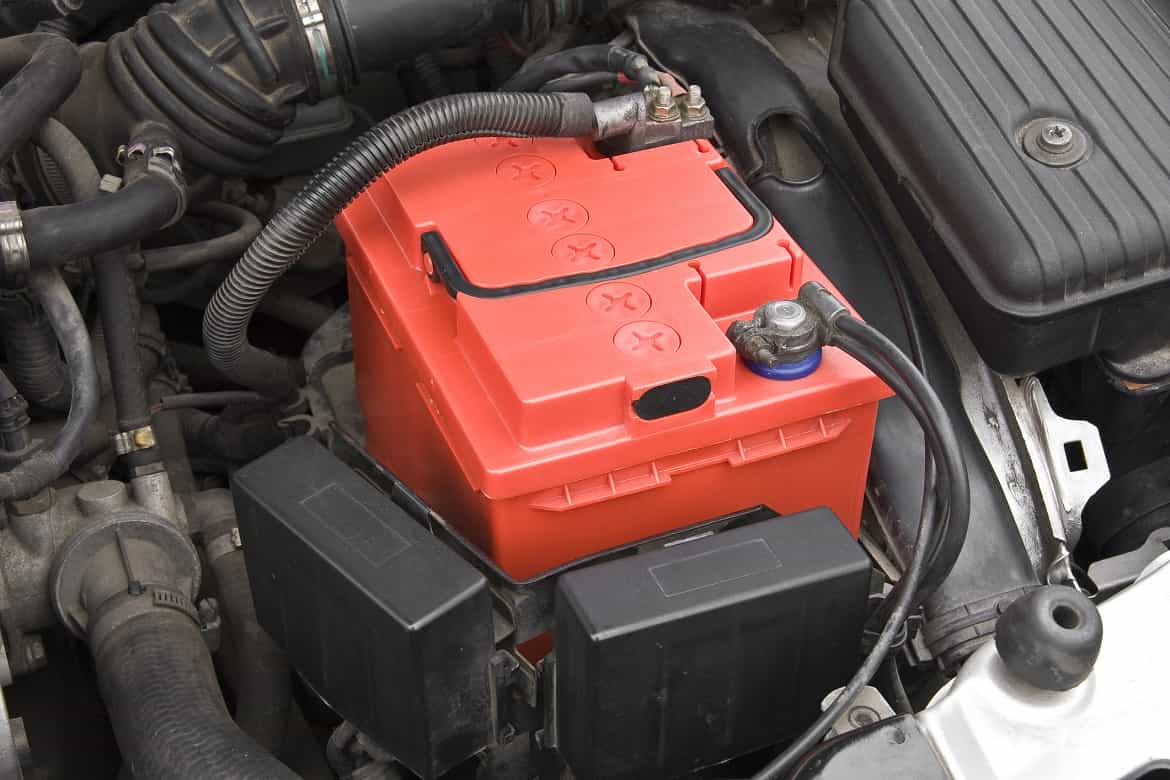 czerwony akumulator samochodowy